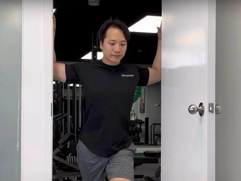 Senaman Efektif untuk Meredakan Sakit Belakang: Panduan Komprehensif 10 doorway chest stretch