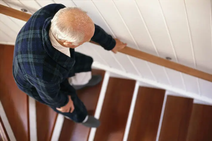 Sebab Sakit Lutut: Panduan Lengkap Untuk Memahami dan Menangani Masalah Lutut 7 old man walking down stairs